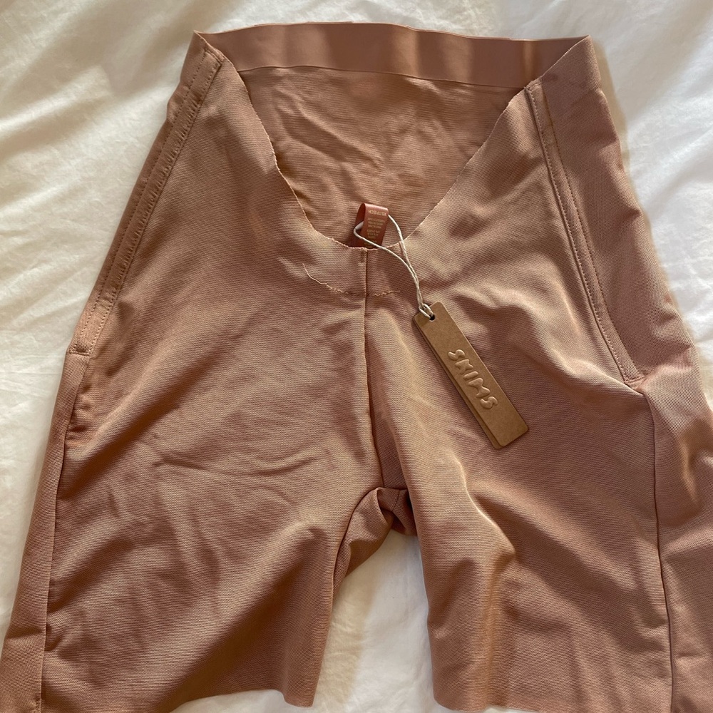 SKIMS SHEER SCULPT LOW BACK SHORT | OCHRE - XS